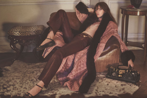Chloé Summer Banana Tote Bag in Fuchsia Rose, showcasing luxury fashion with relaxed elegance and high-quality design.