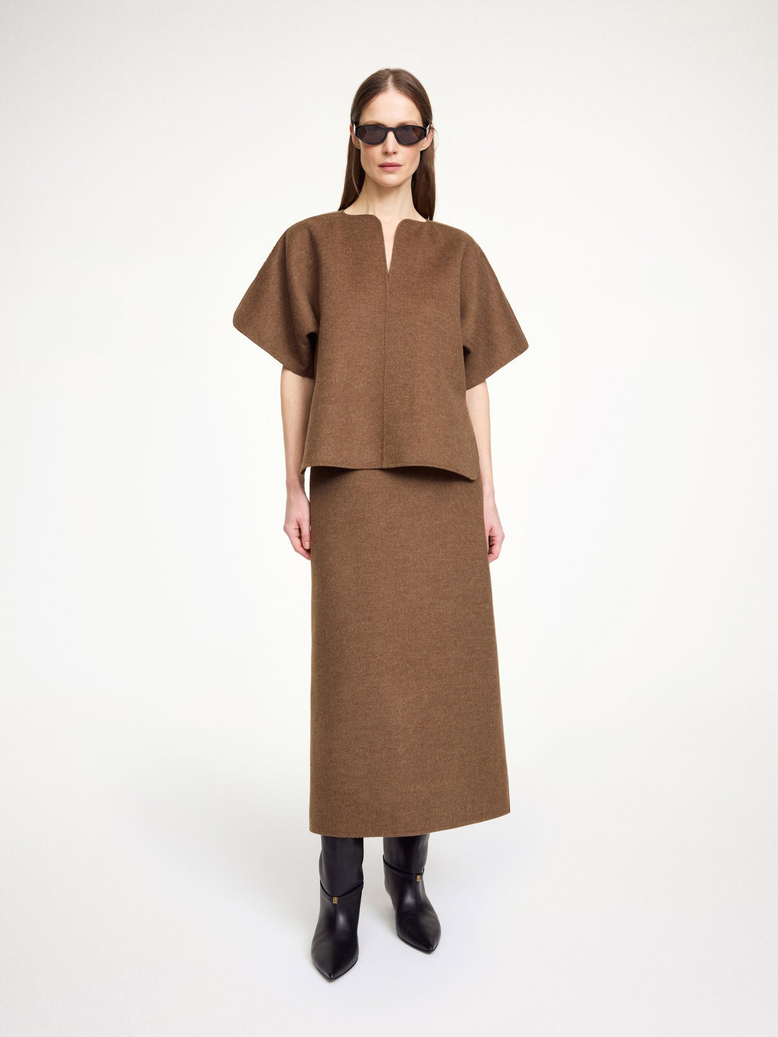 Close-up of the luxurious fabric of the Palomie Midi Skirt in Dark Brown Melange, made from responsibly sourced wool.