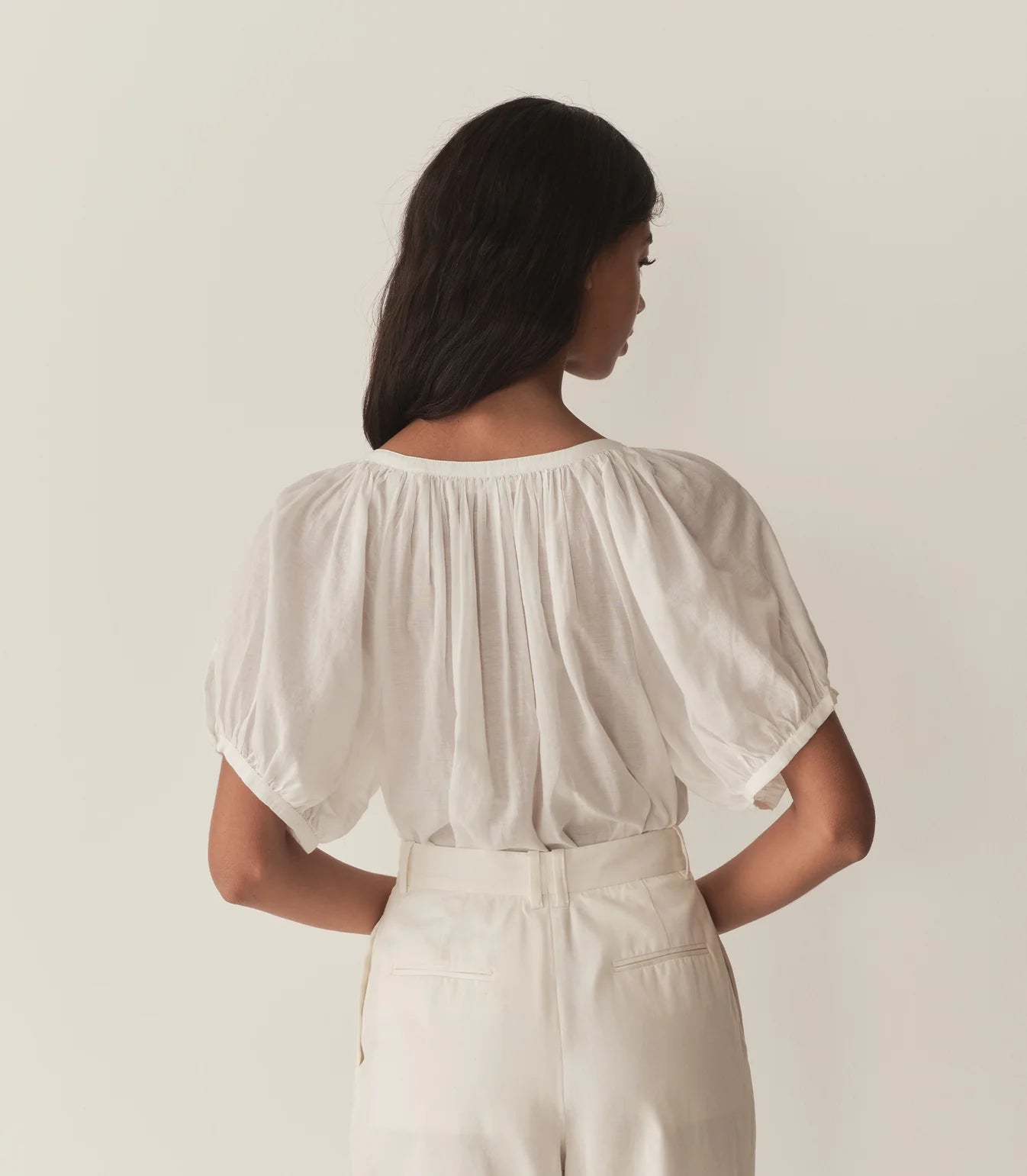 Dôen June Top in Salt styled with high-waisted jeans, demonstrating its effortless breezy look.