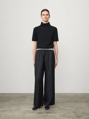Close-up detail of the Fride Sweater in Black by Lisa Yang, highlighting the soft texture of the heavy knit cashmere.