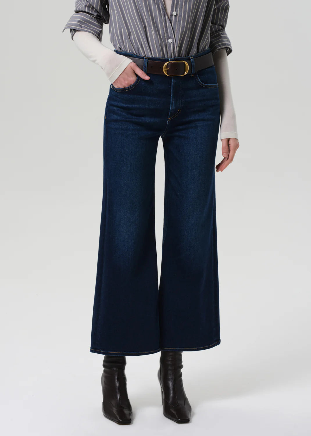 Back view of the Citizens of Humanity Lyra Crop Wide Leg in Dakota, showing off the relaxed fit and denim wash.