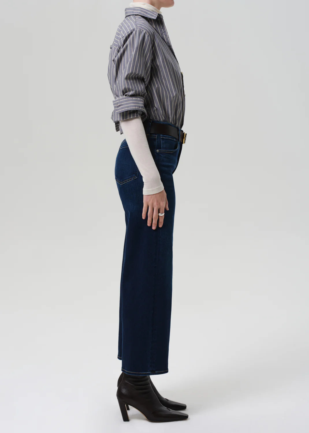 Side view of the Citizens of Humanity Lyra Crop Wide Leg in Dakota, emphasizing the cropped 27" inseam and clean hem design.