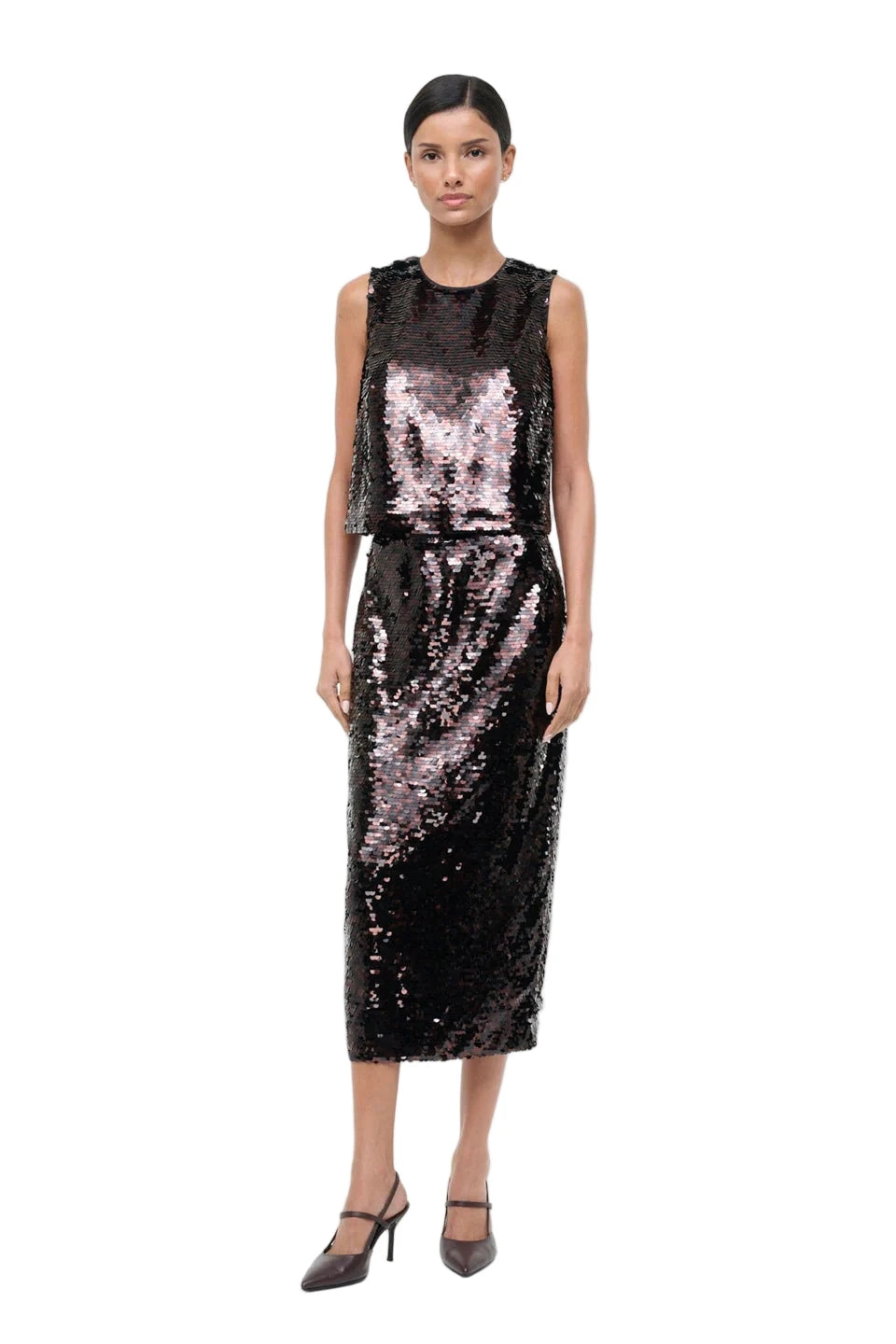 Model styling the Staud Seraphina Tank in Espresso/Black with denim.