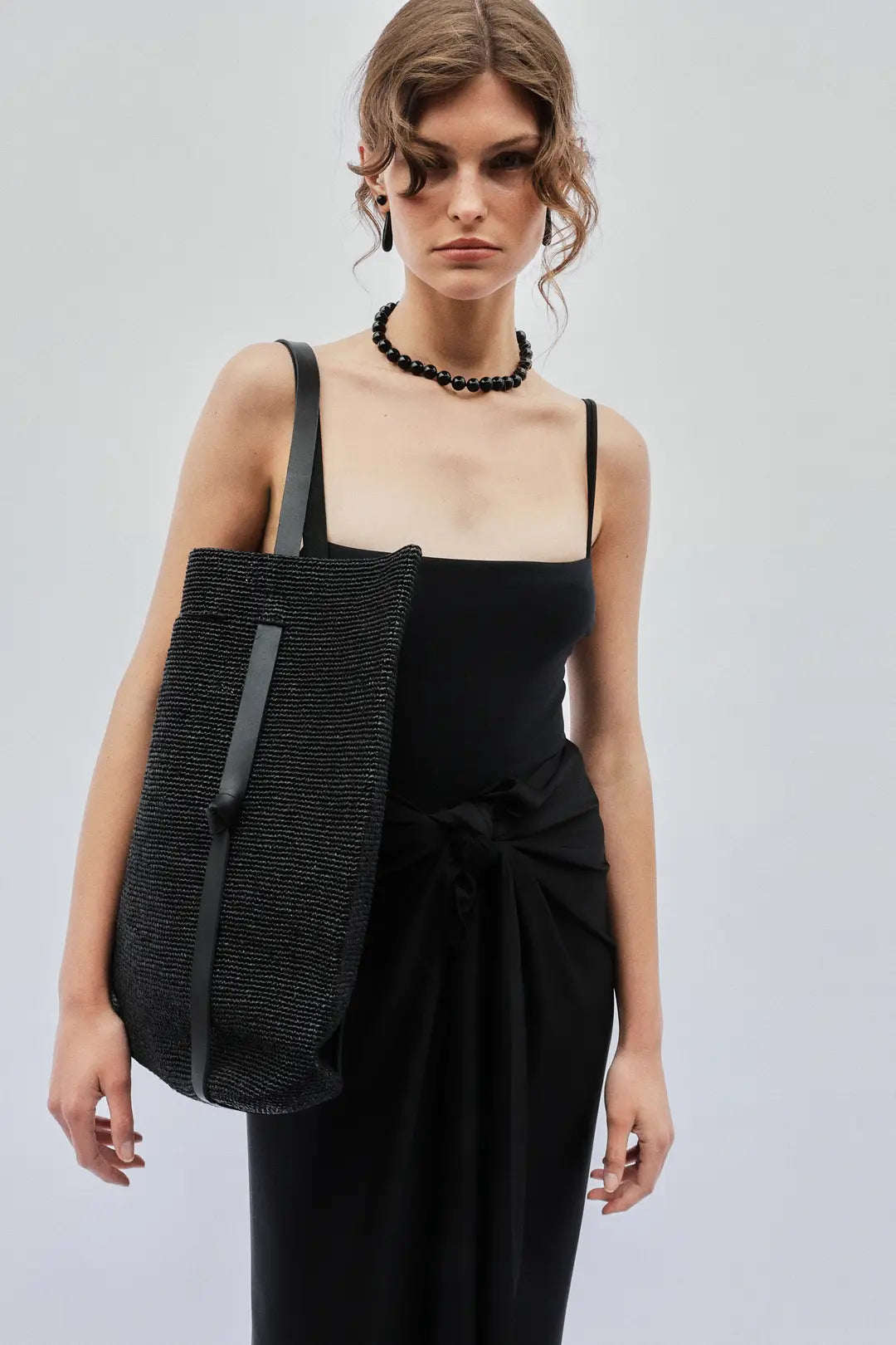 Tanner Hat Carrier Straw Bag in Black