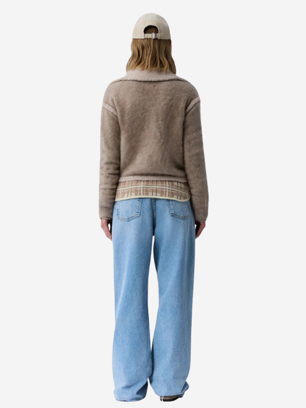 Close-up of Grizzly Frankie Jacket in Taupe/Oatmeal, highlighting the luxurious cashmere fabric and comfortable design by Guest in Residence.