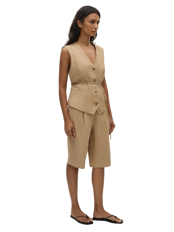 Side view of Astrid Shorts in Sahara, featuring belt loops and front fly opening perfect for casual summer outings.