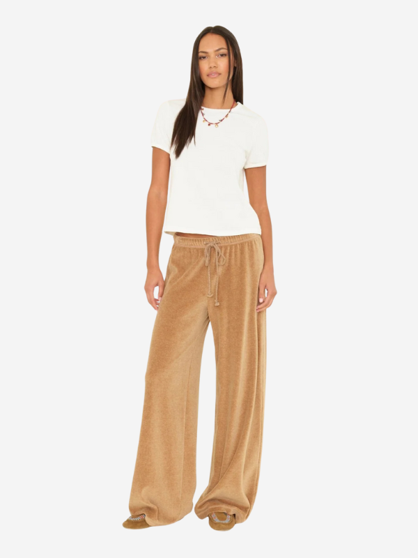 Close-up view of the Xirena Manon Pant in Heather Camel highlighting the plush melange heather velour fabric.