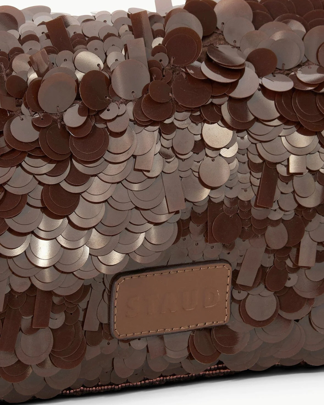 Close-up of the Timmy Shoulder Bag in Cacao showing the high-quality craftsmanship and stylish appeal of this essential shoulder bag in cacao.