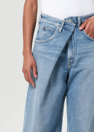 Lifestyle shot of Agolde Vana Fold Jean in Mantra paired with a lightweight button-up for a laid-back look