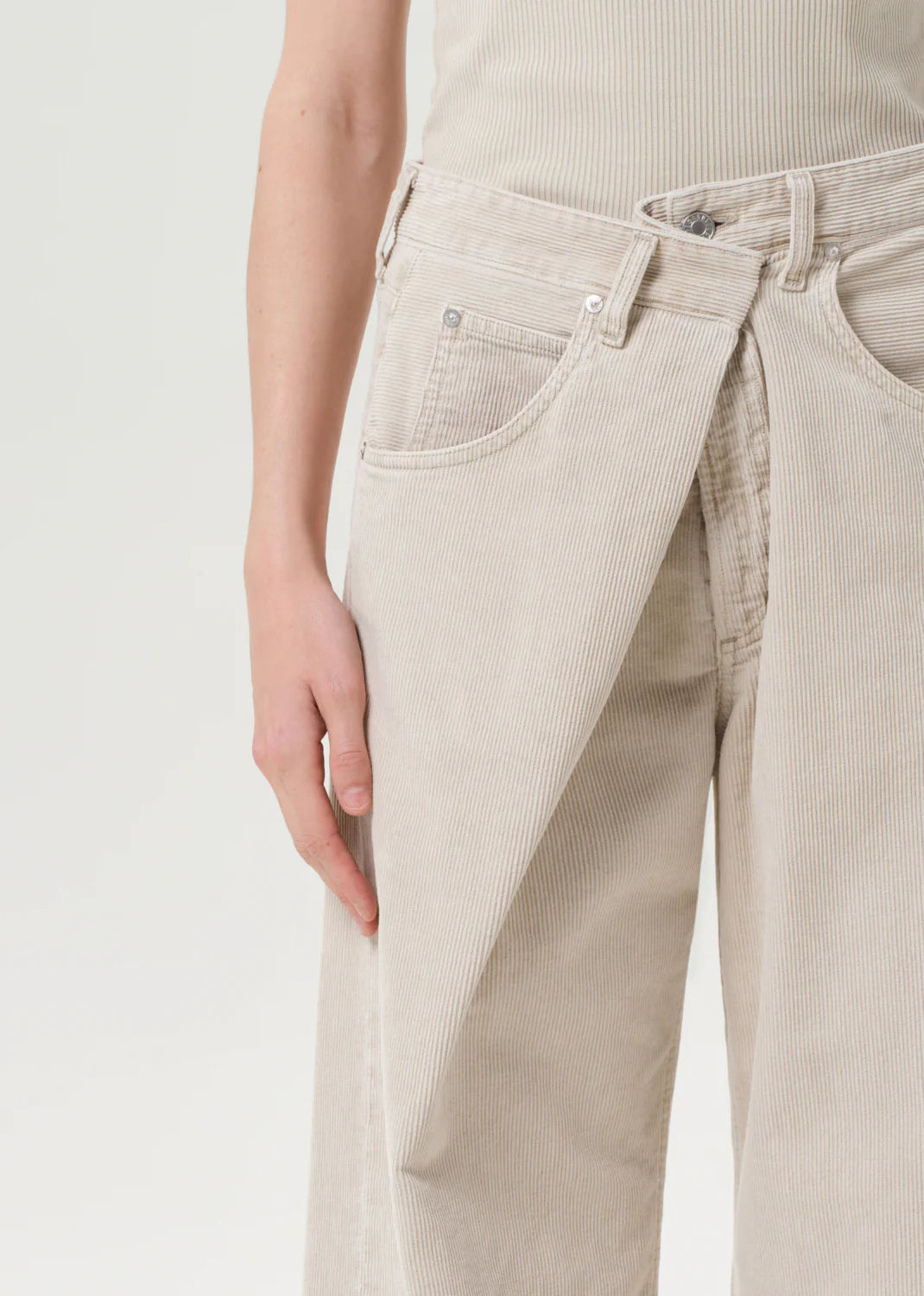 Side view of the Agolde Vana Fold Corduroy in Rice Grass showcasing its oversized silhouette.