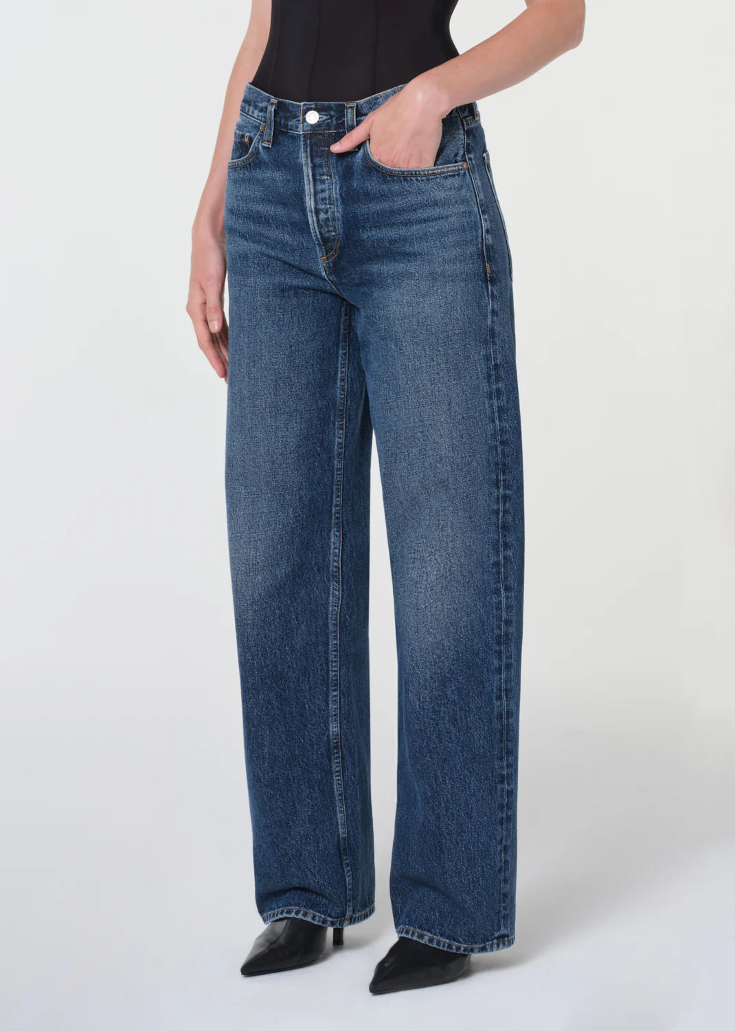 Side view of Agolde Arc Jean 32" in Shortwave, featuring the 19 1/2" leg opening.