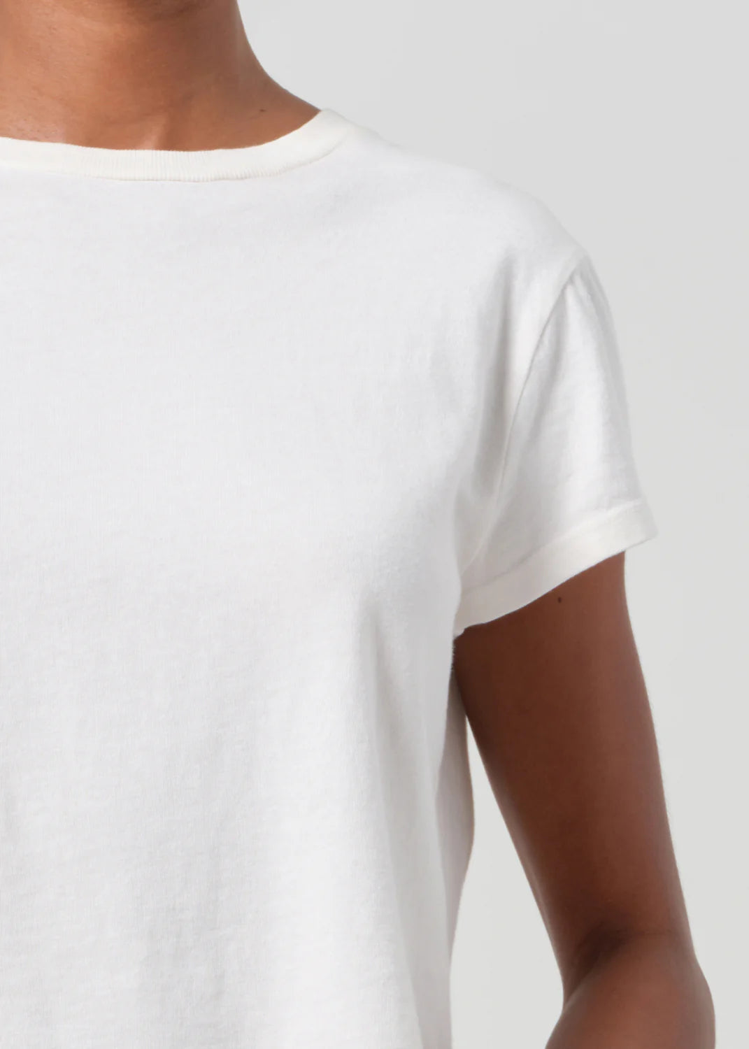 Adine Shrunken Tee in White Ash styled with low-rise jeans, a timeless outfit choice by Agolde.