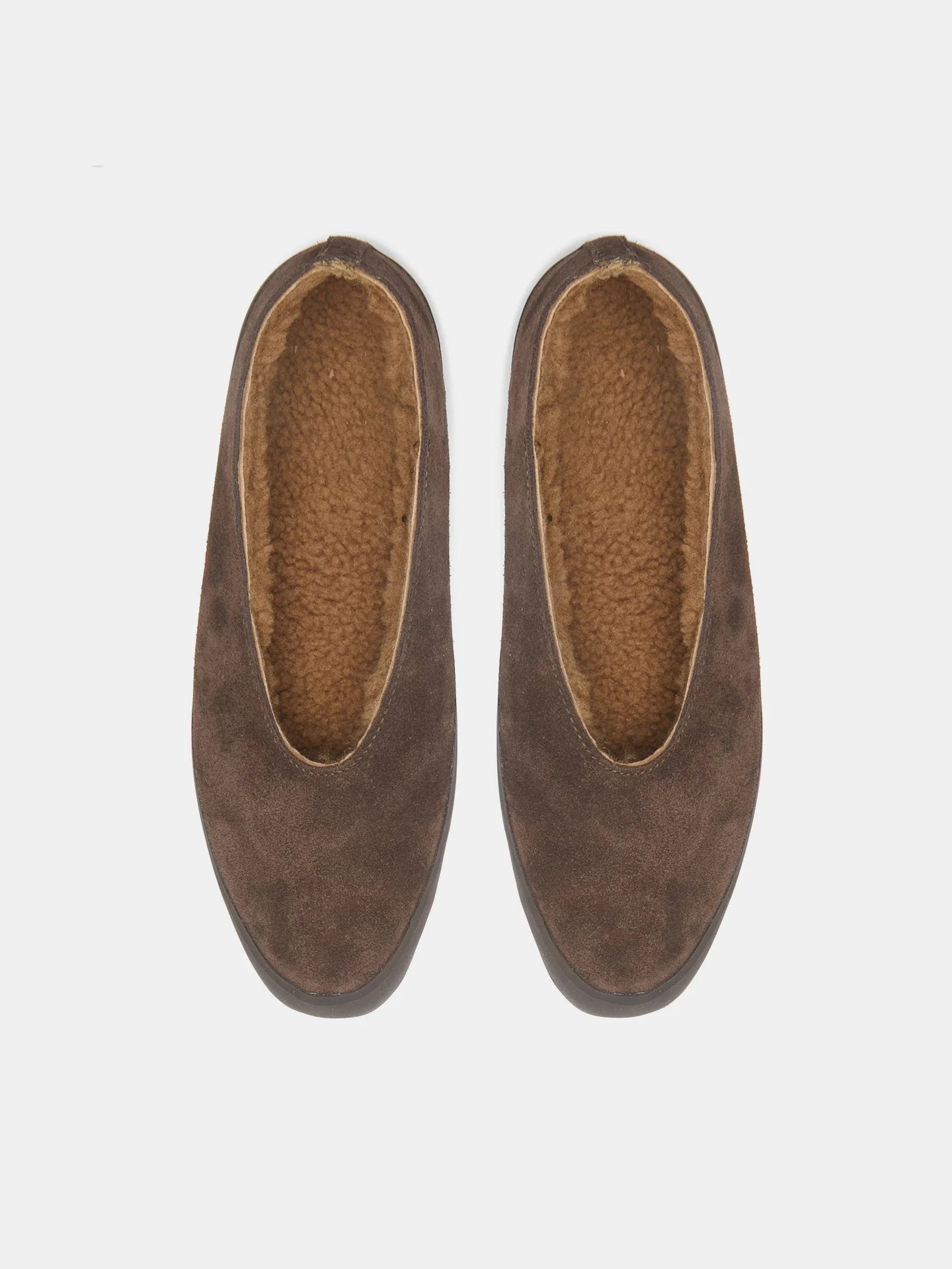 Close-up of the Brown Shearling texture in the Apres Ski design by Le Monde Béryl, perfect for comfort and warmth.