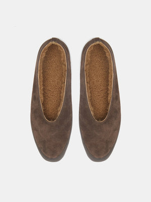 Close-up of the Brown Shearling texture in the Apres Ski design by Le Monde Béryl, perfect for comfort and warmth.
