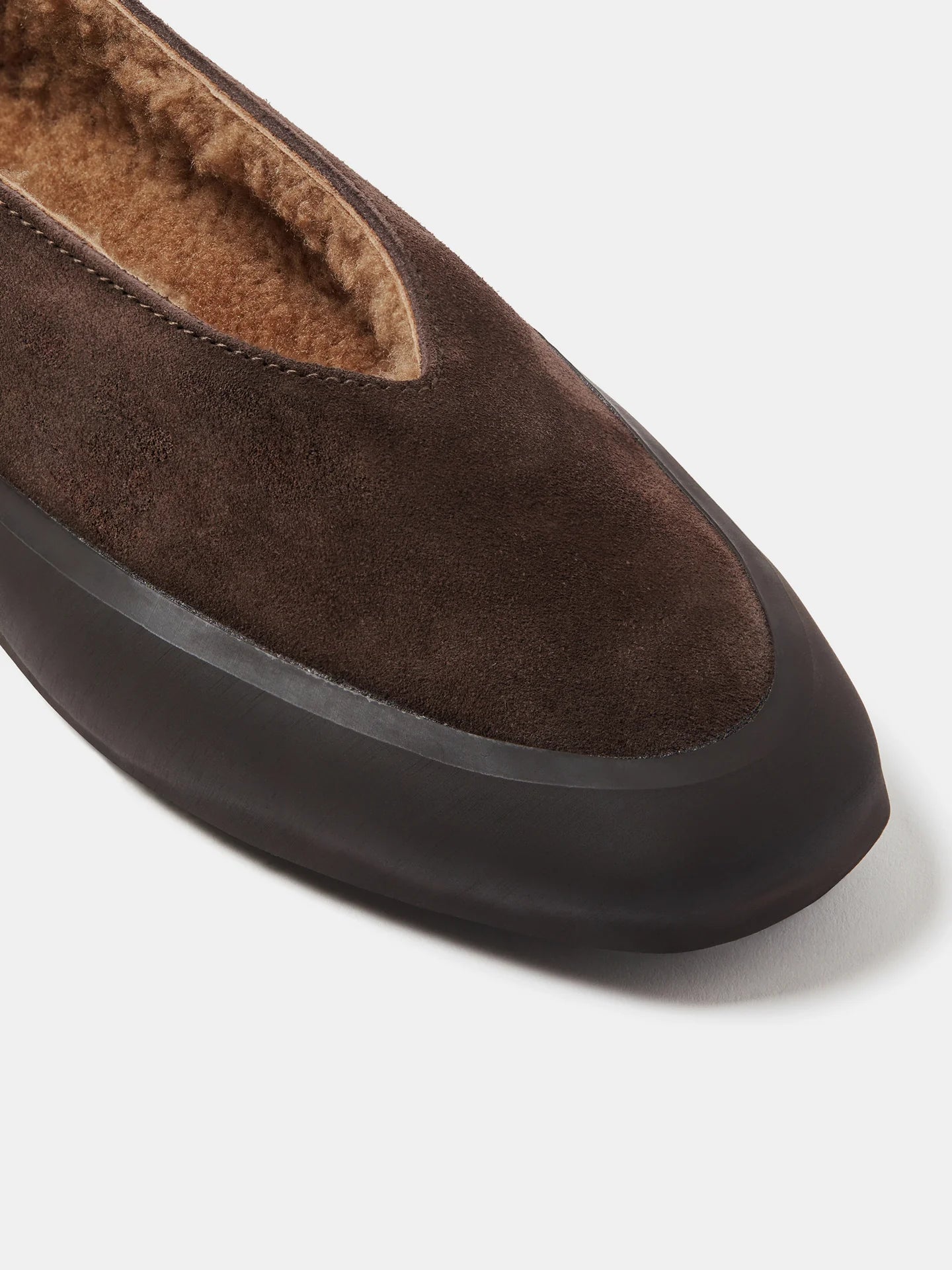 The unique design of Apres Ski in Brown Shearling, a perfect blend of style and warmth, perfect for winter outings.