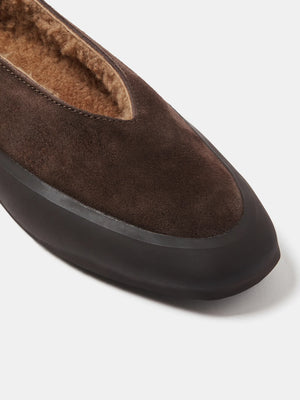 The unique design of Apres Ski in Brown Shearling, a perfect blend of style and warmth, perfect for winter outings.