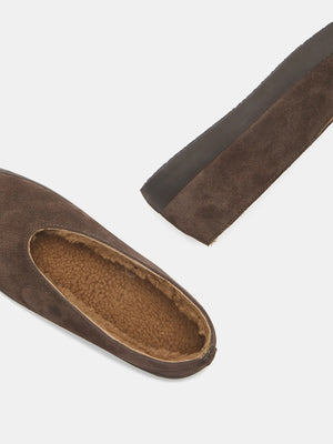 Apres Ski in Brown Shearling, made in Italy, featuring a trendy look with functional comfort for après ski leisure.