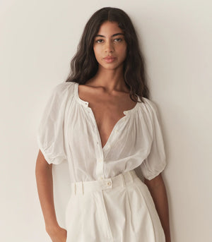 Dôen June Top in Salt displayed on a mannequin, featuring its relaxed cut and organic cotton fabric.