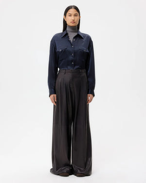 Stylish Avery Leather Pant in Dark Midnight featuring a relaxed fit with pleats and side pockets.