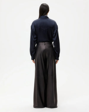 Back view of the Avery Leather Pant in Dark Midnight showing the welt pockets and belt loops.