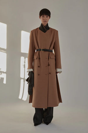 Flap pockets detail on the Lilli Coat in Camel showcasing premium craftsmanship.