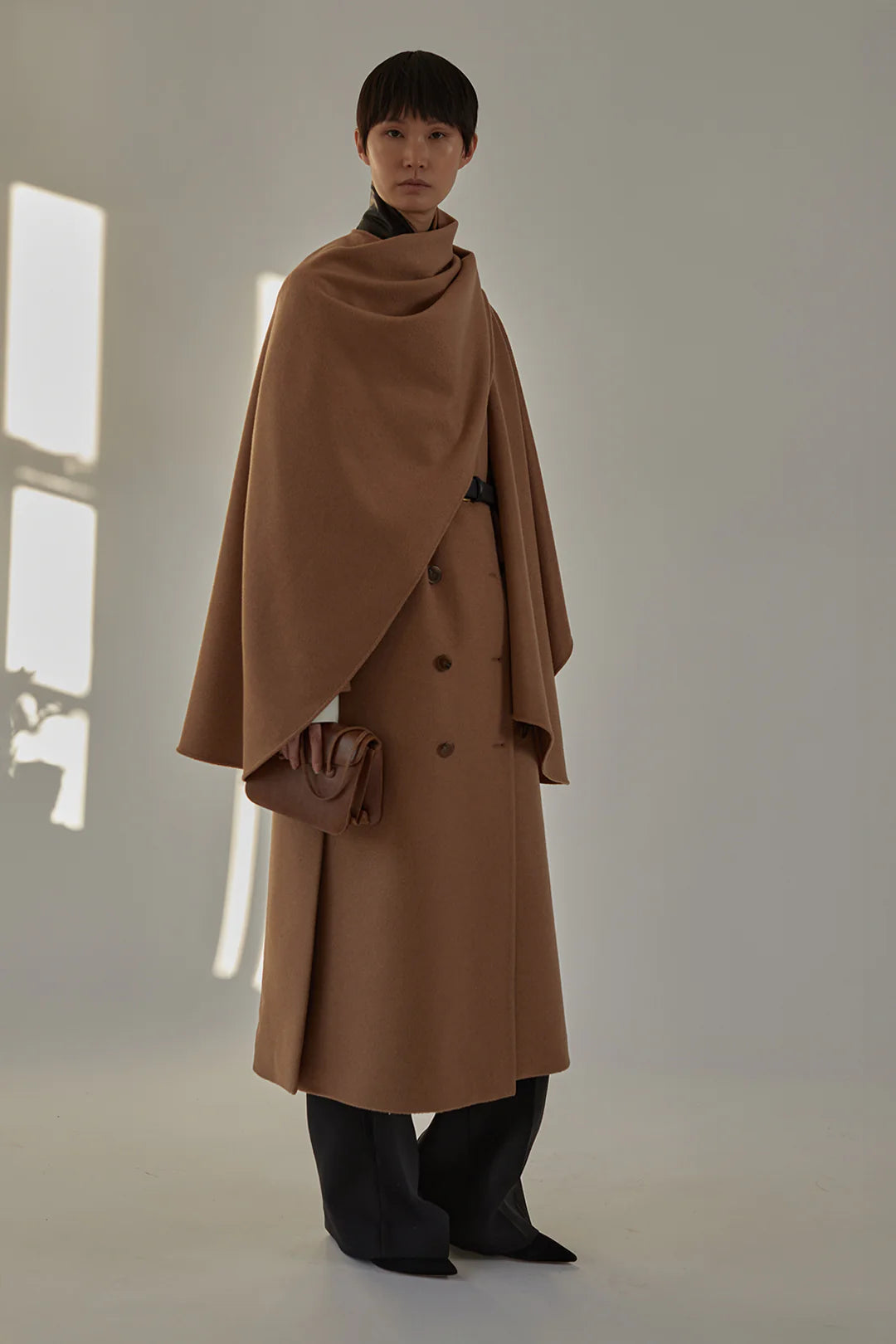 Back view of the Lilli Coat in Camel, emphasizing its elegant silhouette.