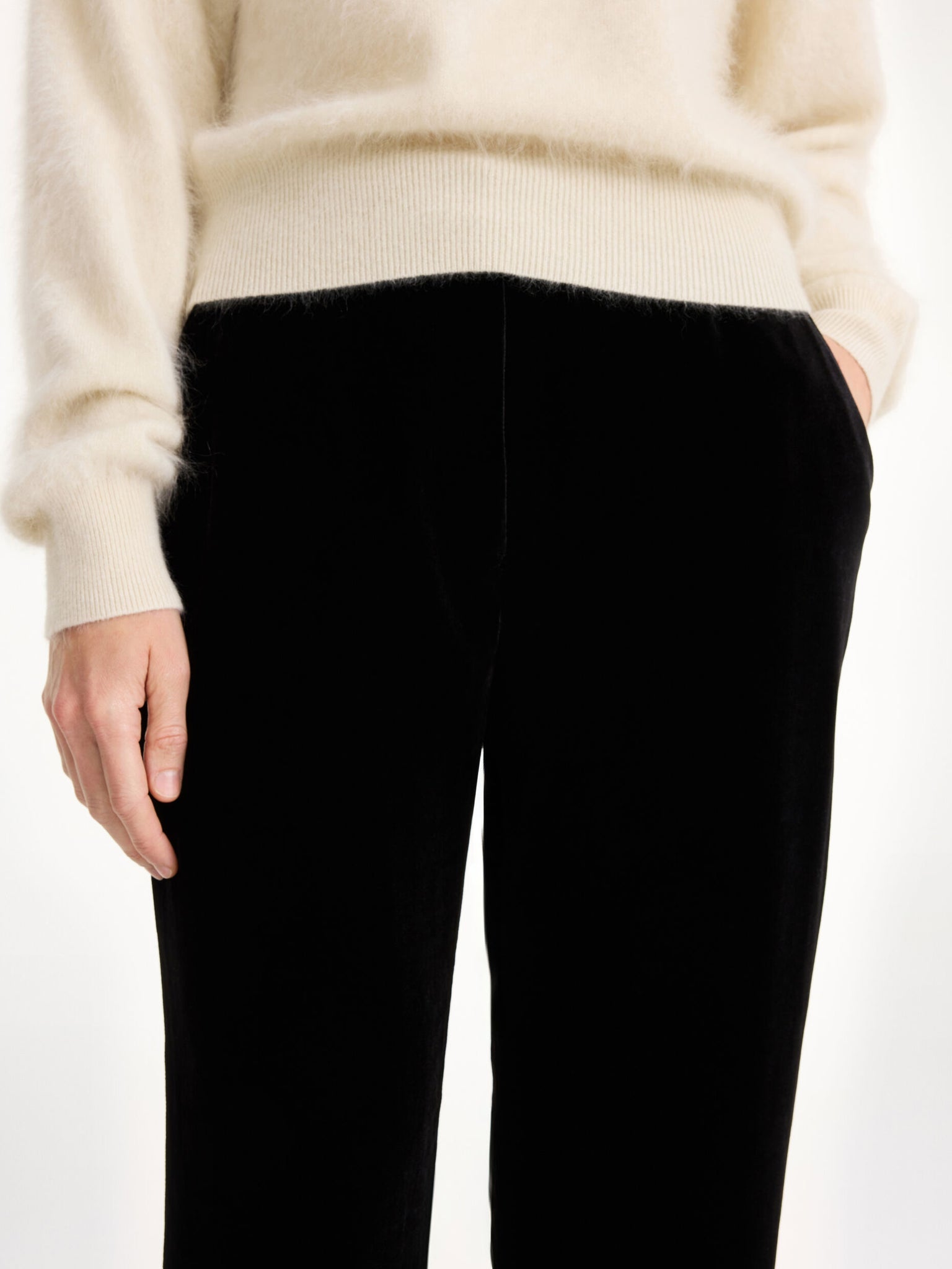 Amores High-Waisted Trousers in Black