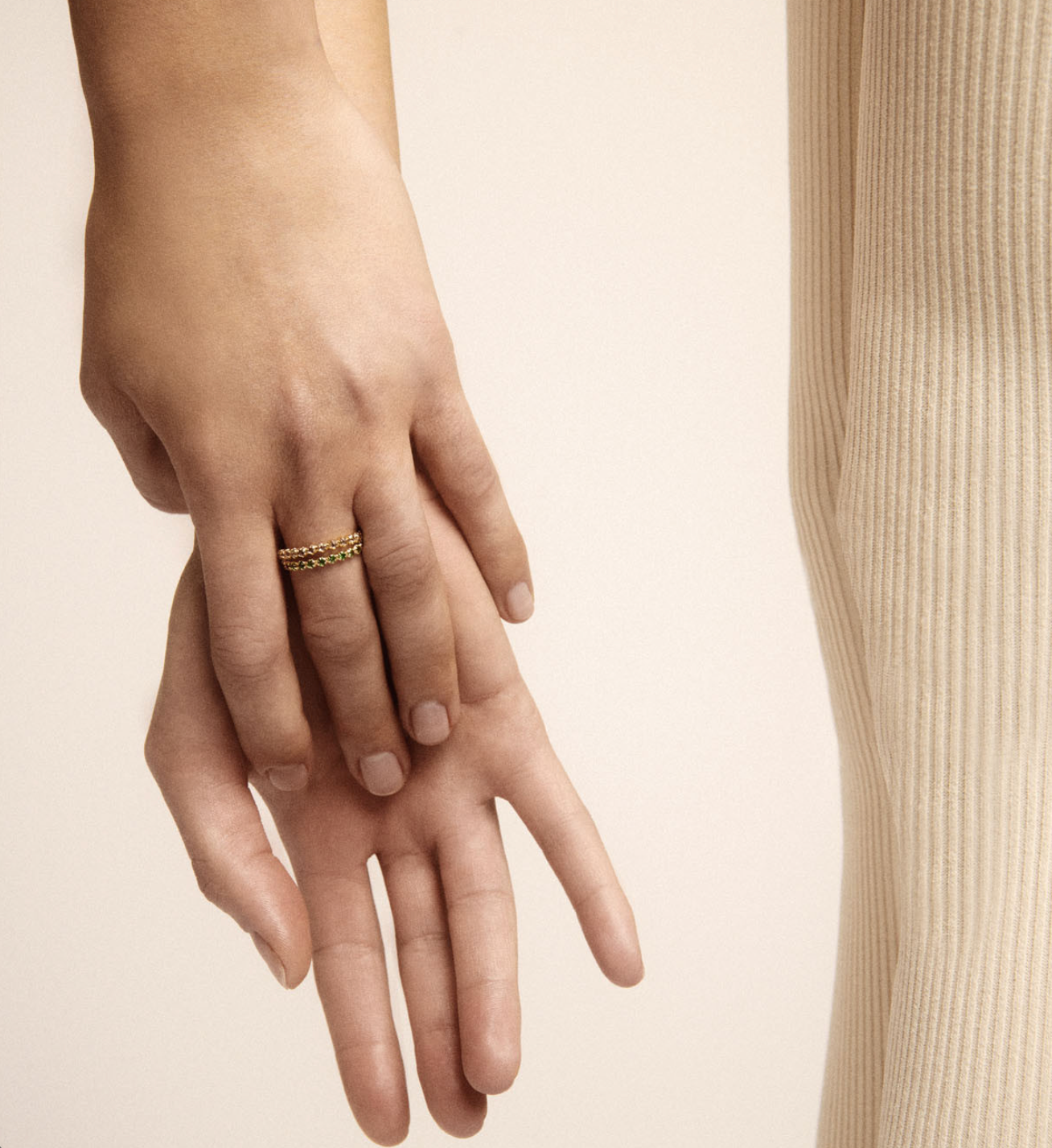 Ava No2 Ring in Diamond, stackable ring in gold inspired by the emerald hues of Ava Gardner's eyes.