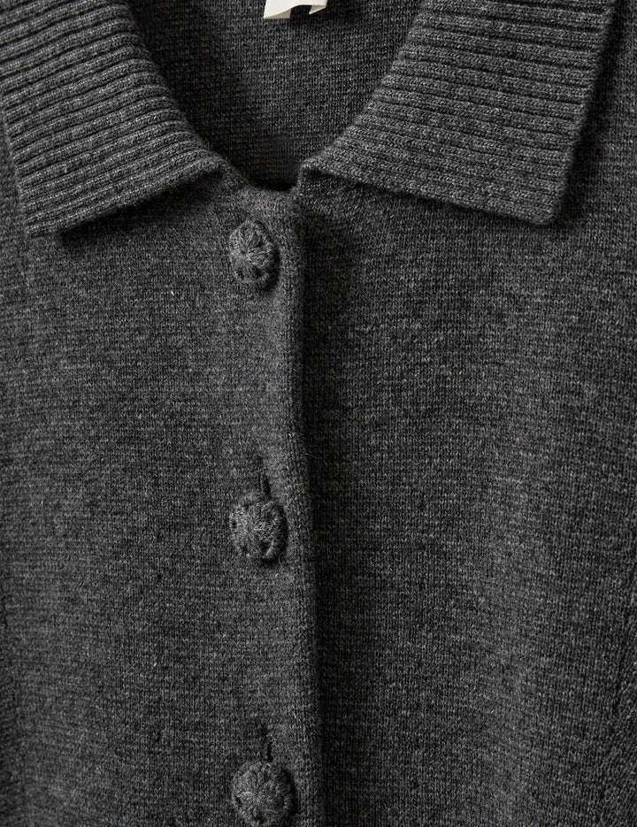 Como Short Cardigan in Grey Melange styled with casual layers, perfect for a versatile fashion look.